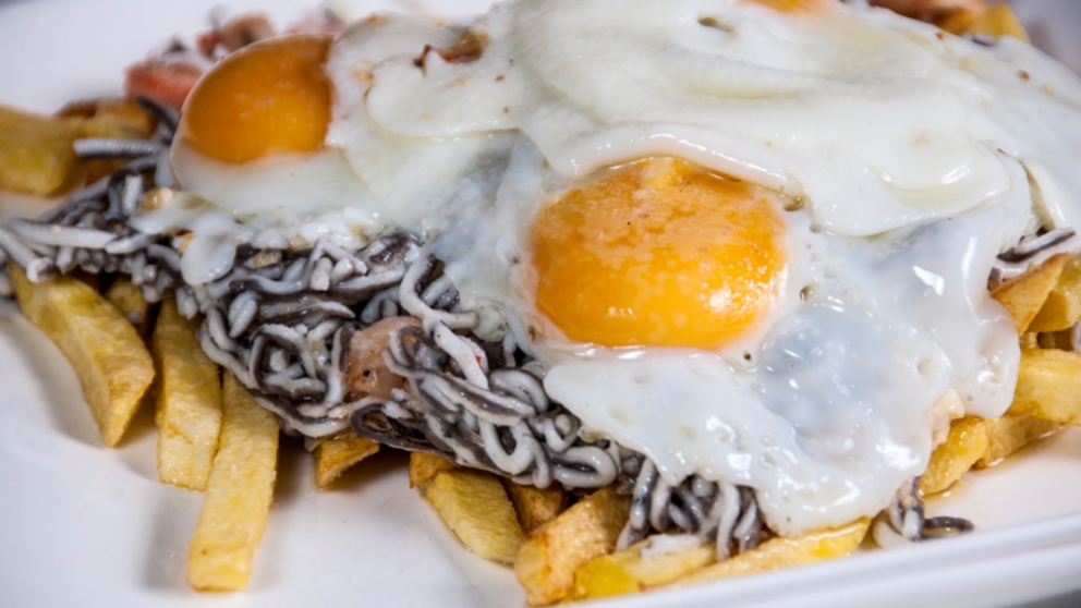 Receta de huevos rotos con gulas, un plato para disfrutar