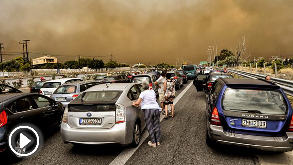 Los incendios en Atenas impide a estos conductores avanzar. (Foto: AFP)