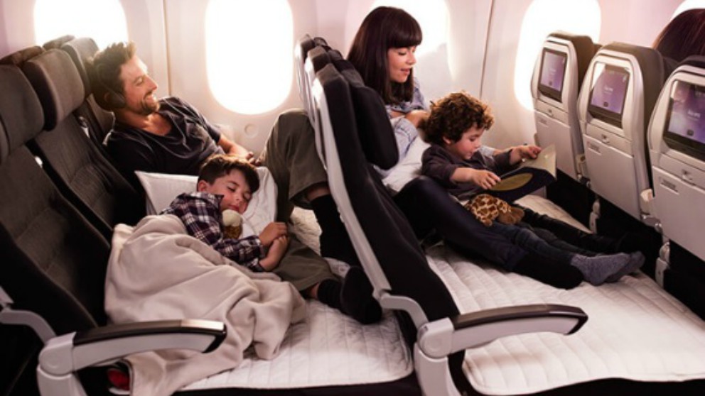 La aerolínea Air New Zealand crea asientos para que los niños duerman al lado de sus padres