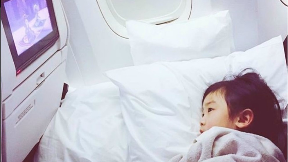La aerolínea Air New Zealand crea asientos para que los niños duerman al lado de sus padres