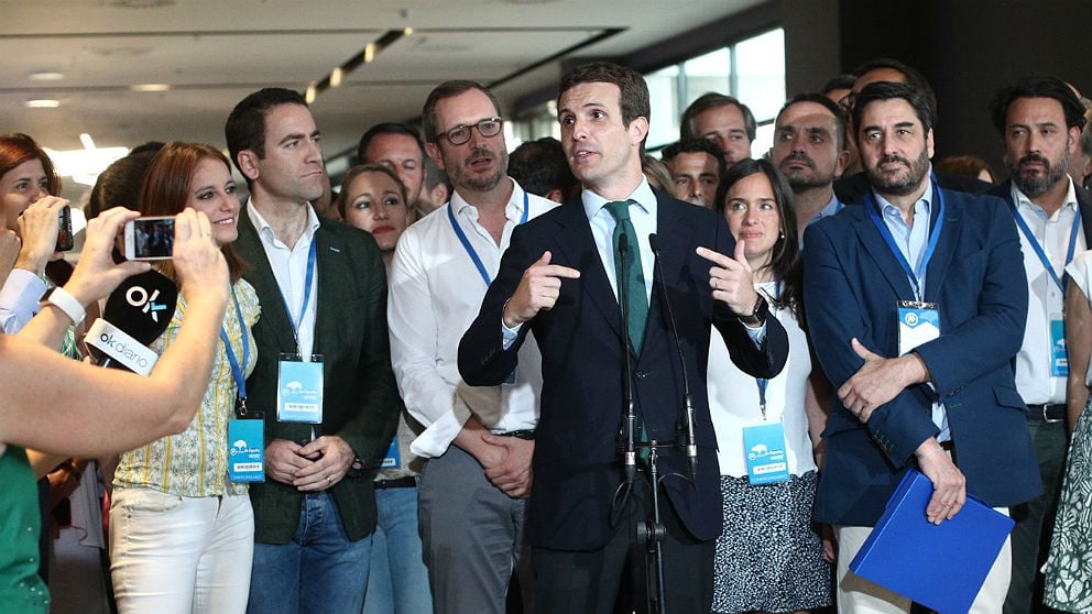 Pablo Casado, a su llegada al congreso extraordinario del PP, junto a parte de su equipo. (EP)