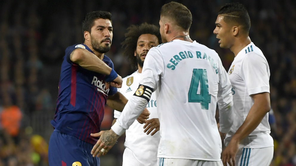 Luis Suárez y Sergio Ramos discuten en el último Clásico disputado en el Camp Nou. (Getty)