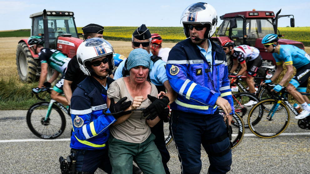 La etapa del Tour de Francia fue boicoteada por unos campesinos. (AFP)