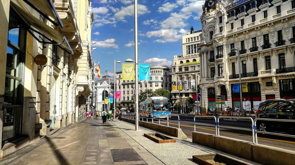 Aspecto de la Gran Vía con las aceras ampliadas.