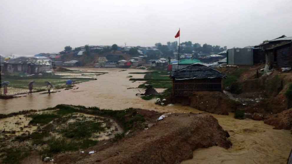 Un campo de refugiados rohingya inundado por el monzón en Bangladesh. (Foto: Medglobal)