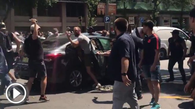 Brutal agresión de los taxistas de Barcelona a un Uber con una niña dentro