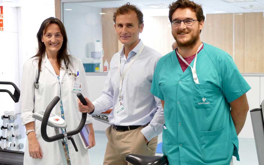 La doctora Esther Merino, cardióloga y responsable de la Unidad de Rehabilitación Cardiaca; el doctor Luis Serratosa, jefe del servicio de Medicina Deportiva y Rehabilitación, y Carlos Brenes, fisioterapeuta.