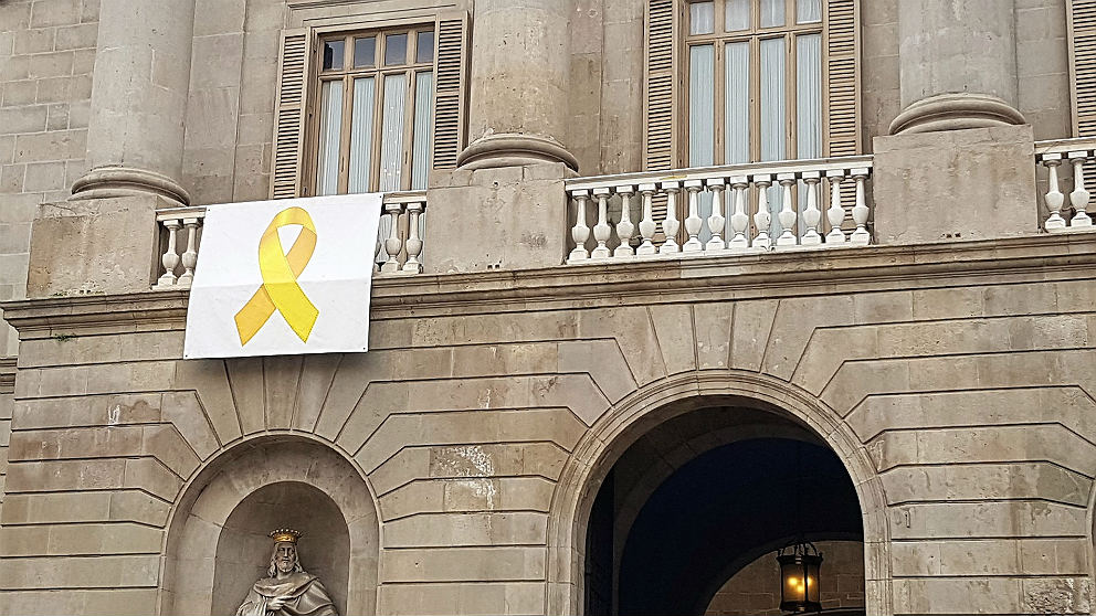 Lazo amarillo golpista que preside la fachada del Ayuntamiento de Barcelona.