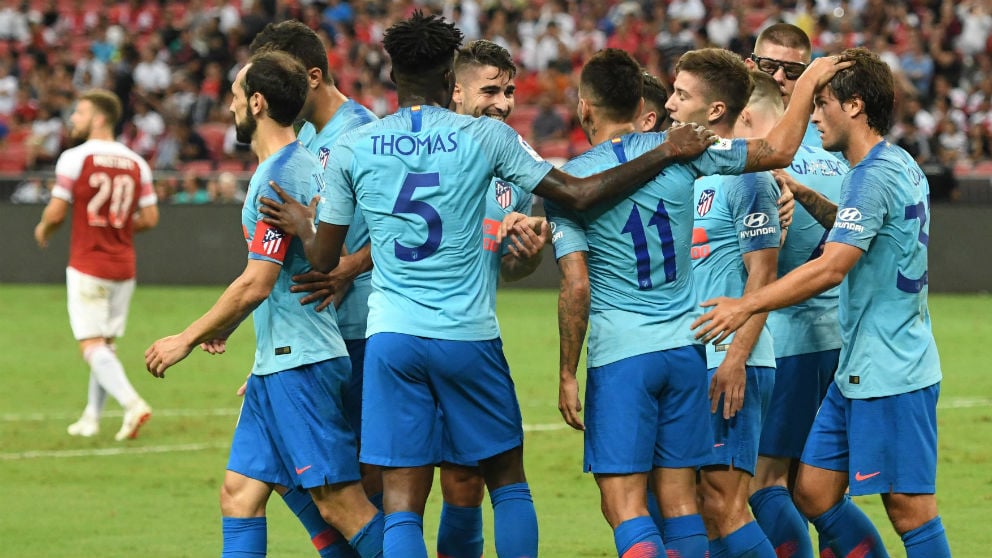 Los jugadores del Atlético celebran el gol de Vietto frente al Arsenal. (AFP)