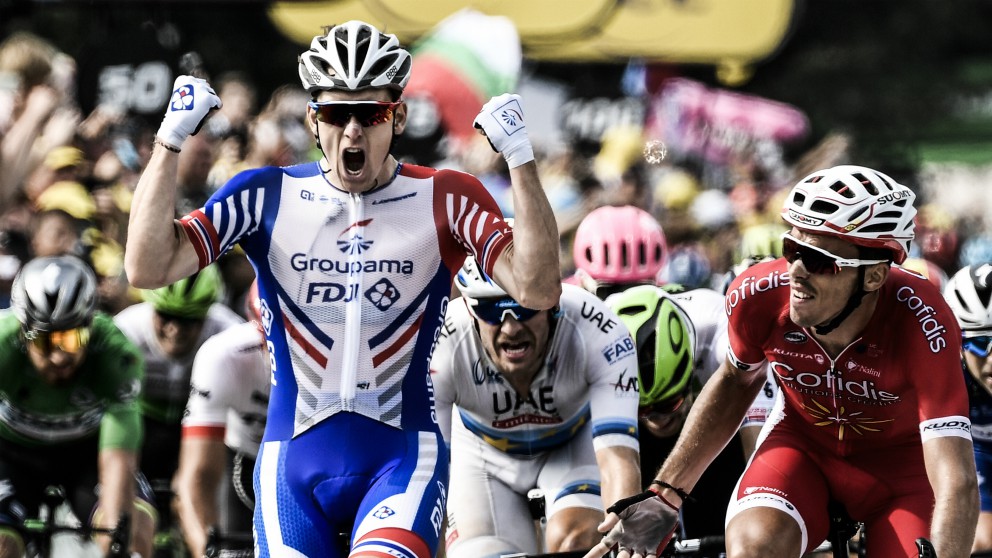 Demare celebra su victoria en el Tour de Francia. (AFP)