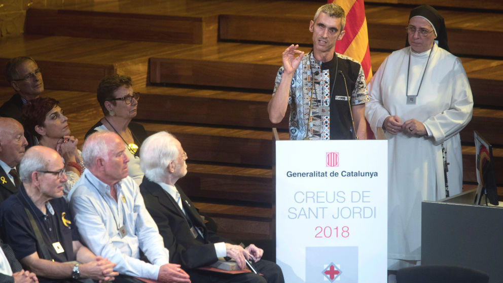 El músico Roger Español, que perdió la visión por el impacto de una pelota de goma durante el referéndum del 1-O, tras recibir la Creu de Sant Jordi durante un acto celebrado por primera vez en el Palau de la Música Catalana. (Foto: Efe)