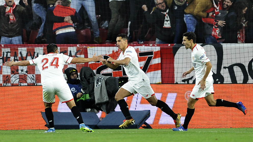 Los jugadores del Sevilla celebran un gol. (AFP)