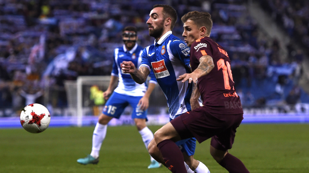 Darder disputa un balón con Digne en el último derbi catalán. (Getty)