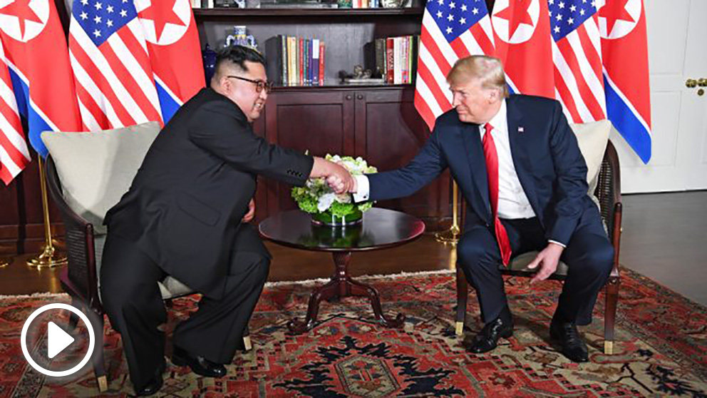 Kim Jong-un y Donald Trump se estrechan la mano en su encuentro en Singapur. (Foto: AFP)