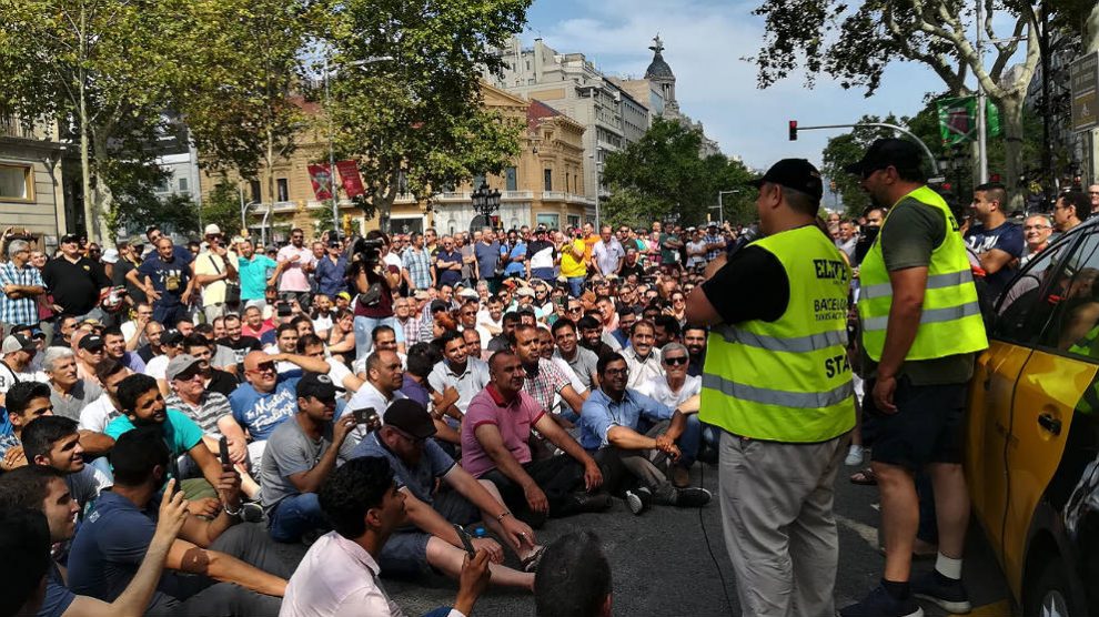 Concentración de taxistas en huelga en Barcelona.