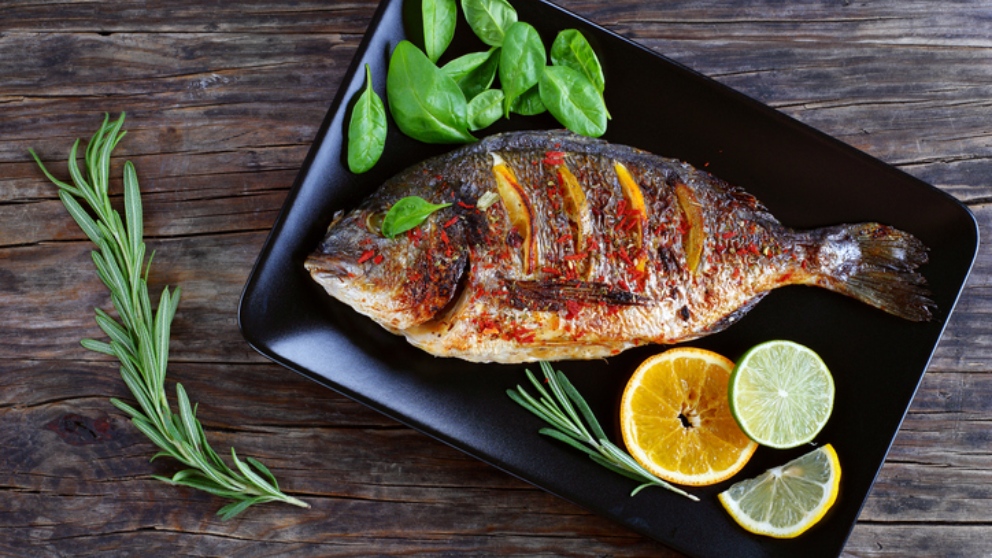 Receta de dorada a la naranja, un pescado que reinará en la mesa