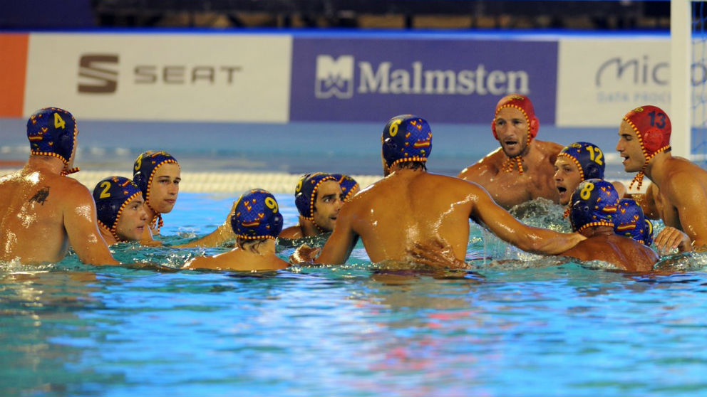 Los jugadores disputan un balón durante el España – Serbia de la final del Europeo de waterpolo.