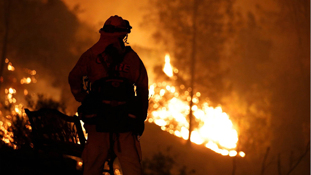 Un bombero durante los incendios en California.