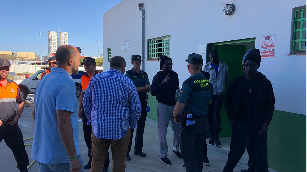 La Guardia Civil organiza la entrada de los más de 400 inmigrantes al pabellón de Los Barrios. (EP)