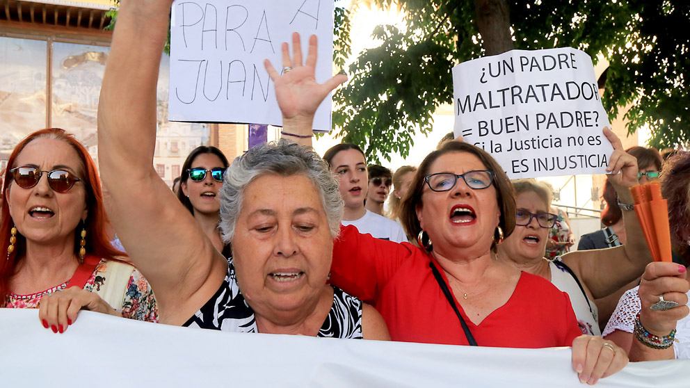 Manifestación en Macarena contra la sentencia que condena a Juana Rivas. (Foto: EFE)