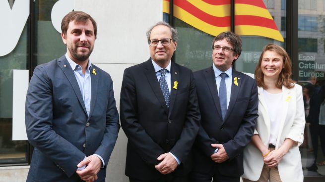 Quim Torra con los prófugos Toni Comín, Carles Puigdemont y Meritxell Serret