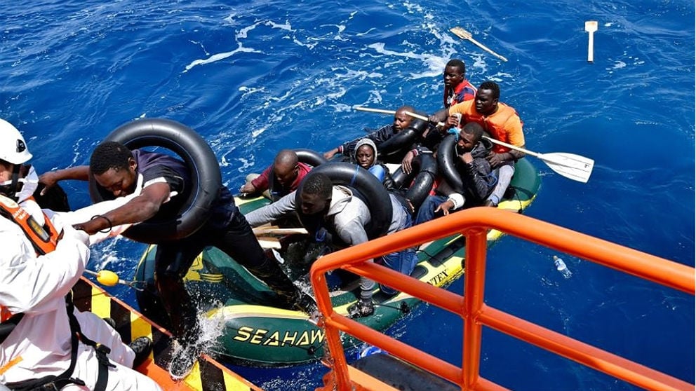 Inmigrantes rescatados por una embarcación de Salvamento Marítimo. (EP)