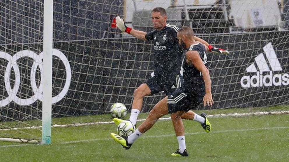 Benzema y Luca Zidane, en un momento del entrenamiento. (Realmadrid)