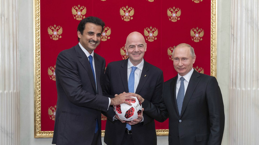 El Emir de Qatar, junto a Infantino y Putin. (Getty)