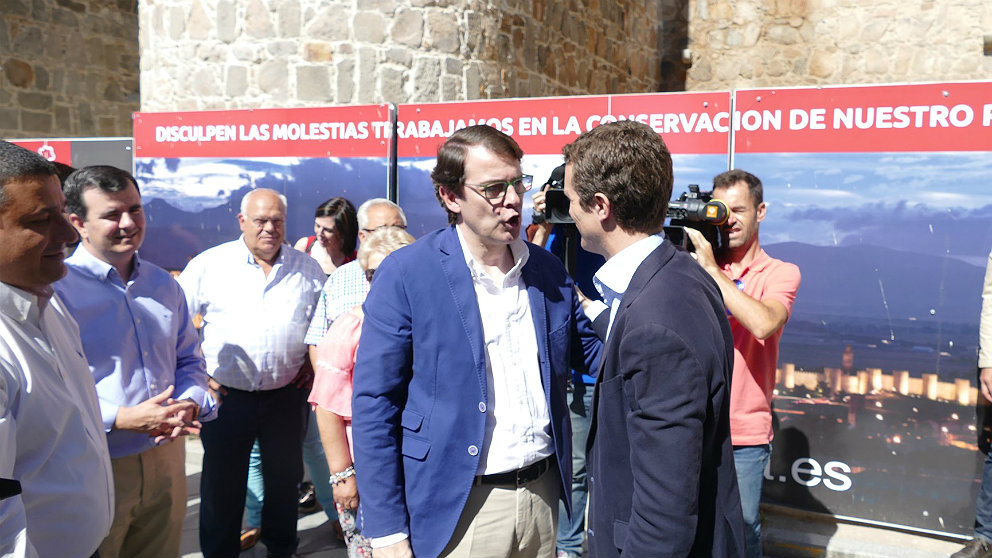 Alfonso Fernández Mañueco y Pablo Casado, en Ávila. (EP)