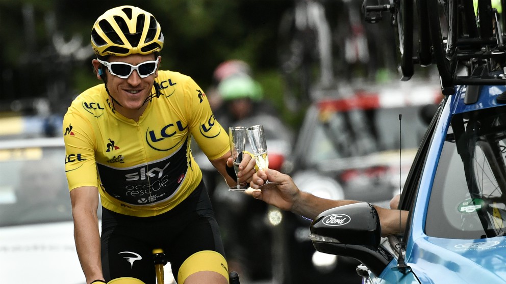 Geraint Thomas brinda por su triunfo en el Tour de Francia. (AFP)
