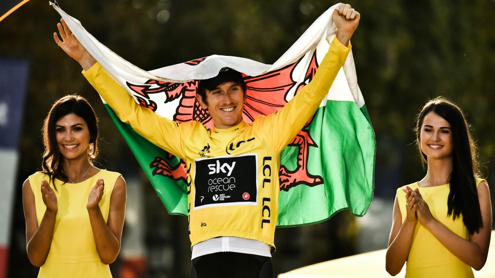 Geraint Thomas, con el maillot amarillo y la bandera de Gales. (AFP)