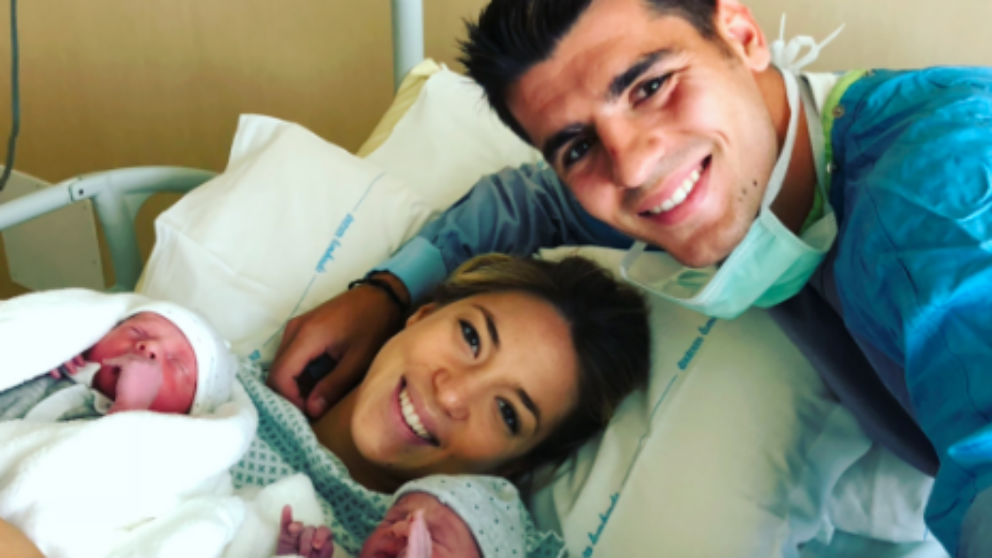 Morata y Alice Campello junto a sus dos hijos, Alessandro y Leonardo.