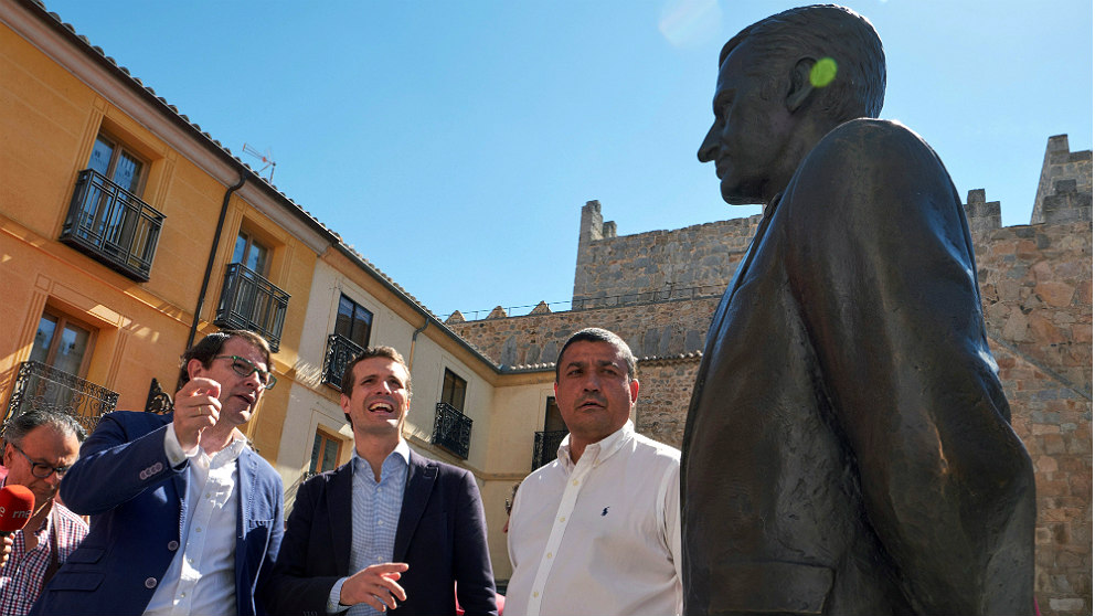 Pablo Casado, junto a la estatua de Adolfo Suárez en Ávila. (EFE)