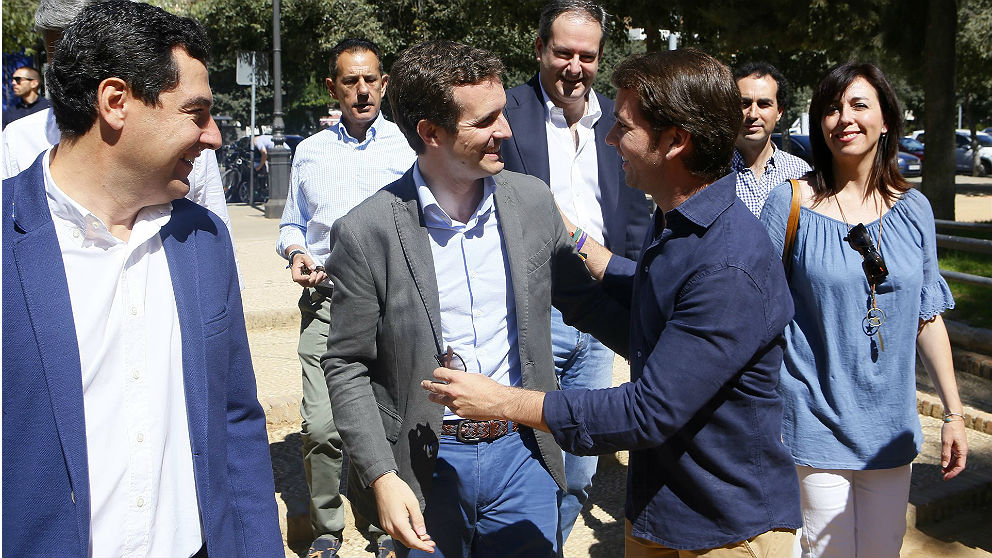 Pablo Casado, junto con la dirección del PP andaluz. (EP)