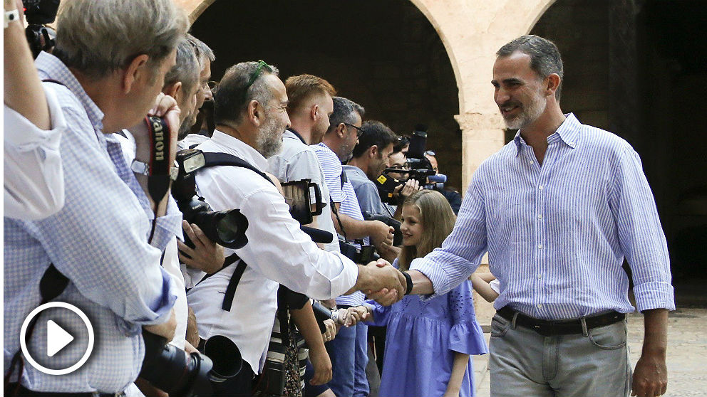 El Rey Felipe VI y la princesa Leonor saludan a la prensa en el Palacio de la Almudaina, en Palma. (EFE)