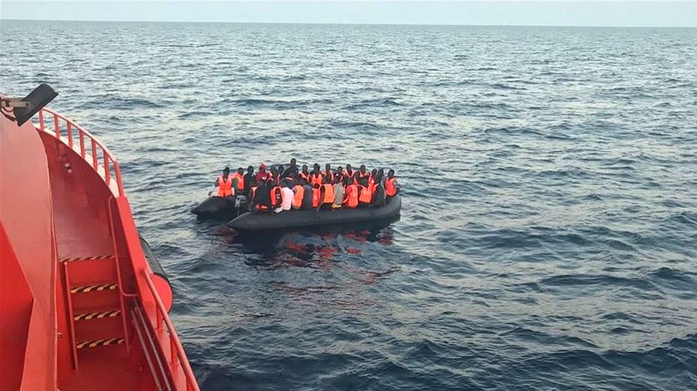 Un barco de Salvamento Marítimo rescata una patera neumática. (EP)