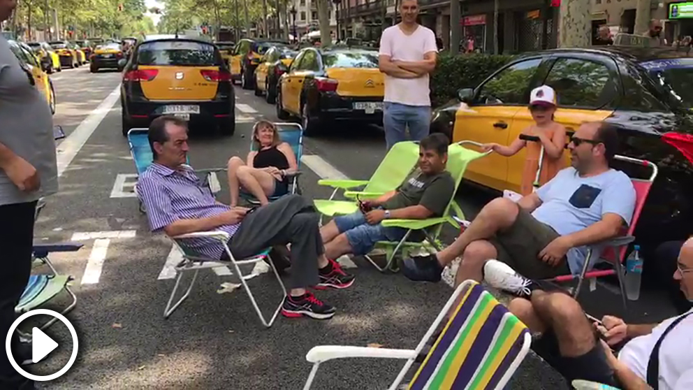 Taxistas en huelga cortando la Gran Vía de Barcelona. (OKD)