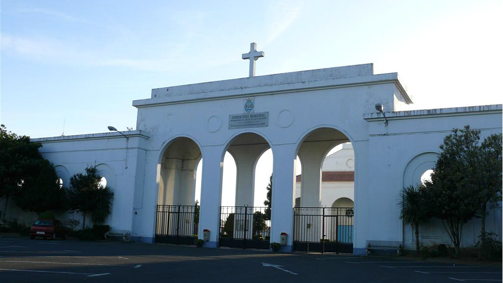 Fachada del cementerio municipal de Catabois, en Ferrol.