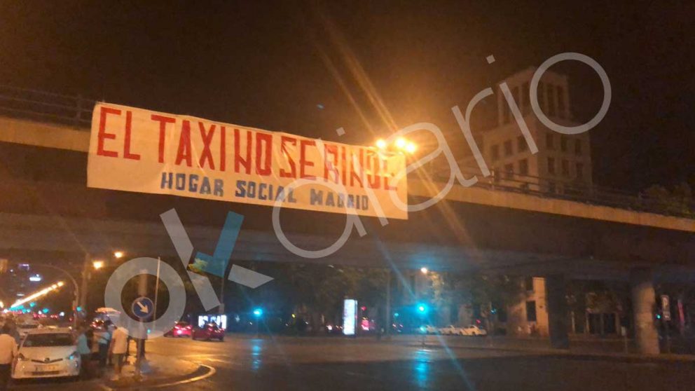 Pancarta colgada por Hogar Social en apoyo de los taxistas. (Fuente: OKDIARIO).