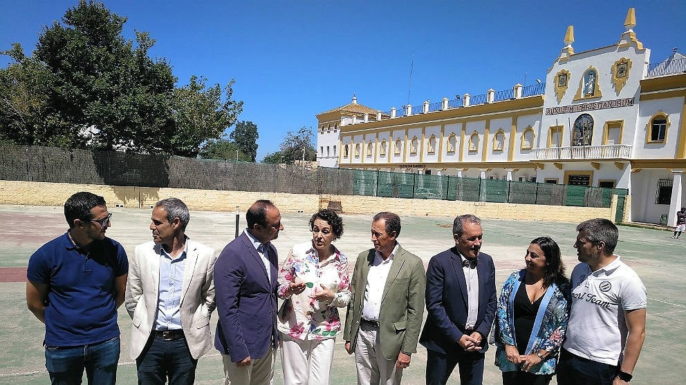 La ministra Magdalena Valerio, en el Colegio Campano de Chiclana, habilitado como refugio de inmigrantes. (EP)