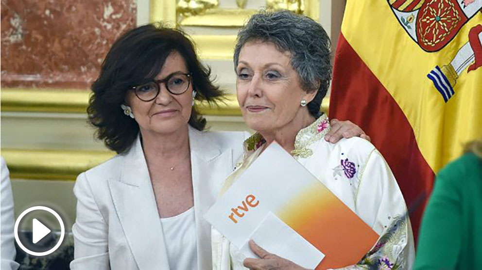 La vicepresidenta, Carmen Calvo, y Rosa María Mateo, en su toma de posesión como administradora única de RTVE. (EFE)