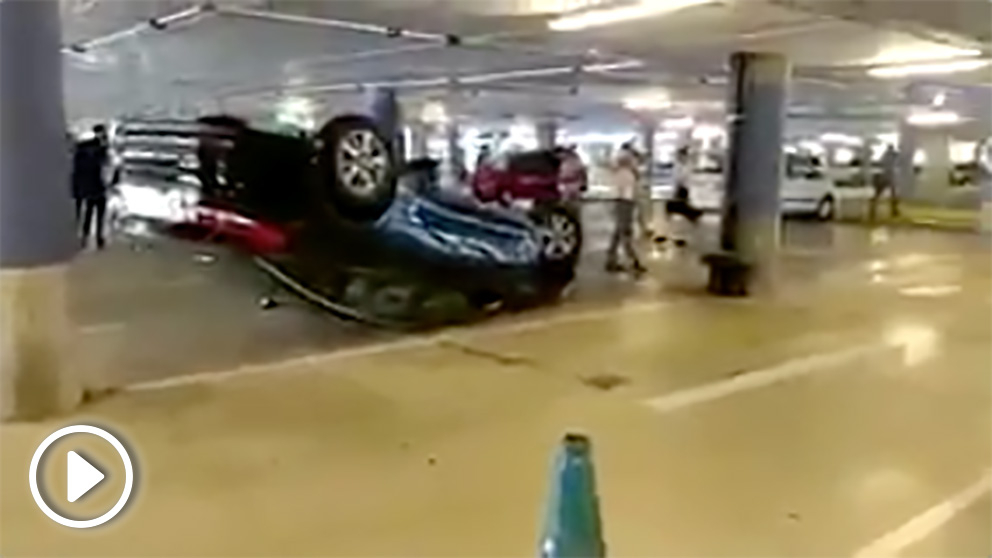 Volcado de un VTC en el parking del Aeropuerto de Barcelona-El Prat durante la huelga de taxis.