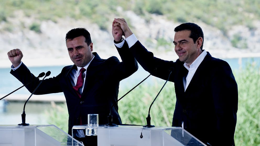 Zoran Zaev, primer ministro de Macedonia, y Alexis Tsipras, de Grecia, el día de la firma del acuerdo en el Lago Prespes. (AFP)