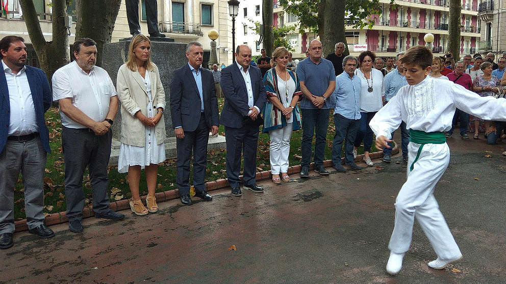 Andoni Ortuzar e Iñigo Urkullu ante un aurresku por el 123º aniversario del PNV. (EP).