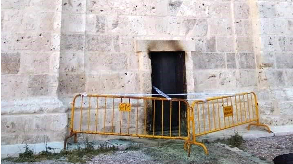 Una de las puertas de la Catedral de Valladolid quemada. (EP)