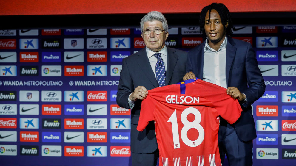 Gelson Martins posa junto a Cerezo con la camiseta del Atlético. (EFE)