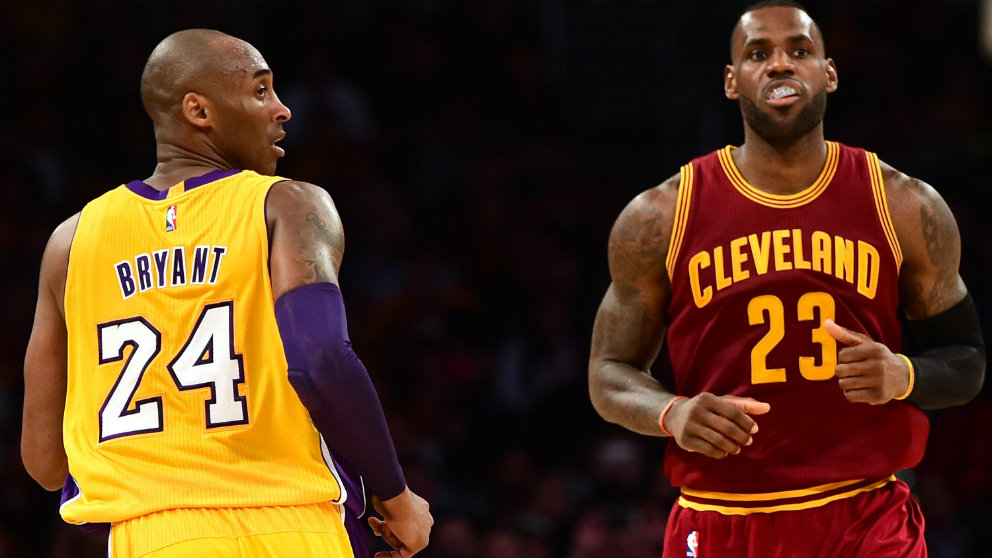 Kobe Bryant junto a Lebron James en un Lakers-Cavaliers. (AFP)