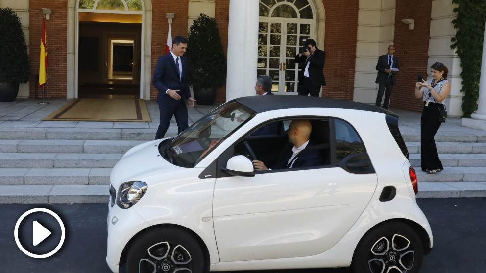 Miguel Ángel Revilla ha optado por el coche eléctrico de un amigo para llegar a su reunión en La Moncloa por la huelga de taxis. Foto: Europa Press