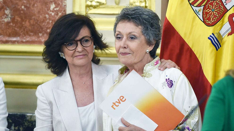 Rosa María Mateo, administradora de RTVE, y Carmen Calvo, vicepresidenta del Gobierno. (Foto: EFE)