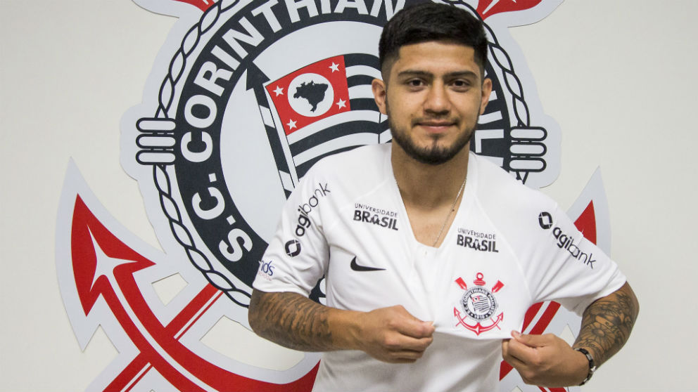 Sergio Díaz posa con la camiseta del Corinthians. (Foto: Corinthinas)